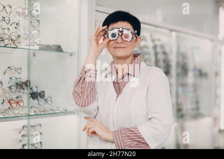 Porträt einer Optometristin Augenarzt mittleren Alters Erwachsene Frau Arzt Stockfoto