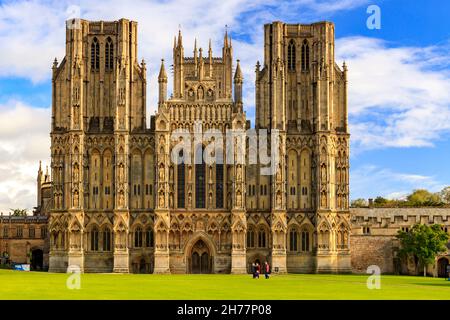 Die herrliche Architektur der Westfront der Wells Cathedral, Somerset, England, Großbritannien Stockfoto