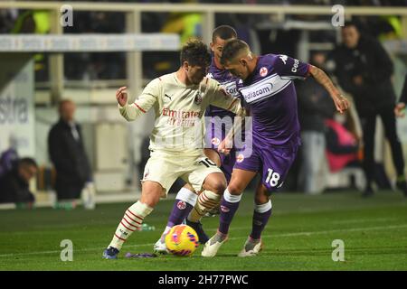 Brahim Diaz (Mailand)Igor Julio dos Santos de Paulo (Fiorentina)Igor Julio dos Santos de Paulo (Fiorentina) während des italienischen "Serie A"-Spiels zwischen Fiorentina 4-3 Mailand im Artemio Franchi-Stadion am 20. November 2021 in Florenz, Italien. Quelle: Maurizio Borsari/AFLO/Alamy Live News Stockfoto