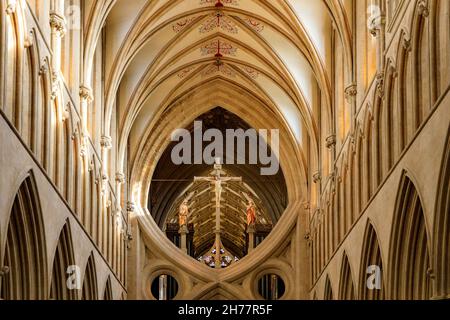 Innenansicht der Wells Cathedral mit Blick auf das Kirchenschiff zum Scherenbogen, Somerset, England, Großbritannien Stockfoto