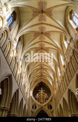 Innenansicht der Wells Cathedral mit Blick auf das Kirchenschiff zum Scherenbogen, Somerset, England, Großbritannien Stockfoto