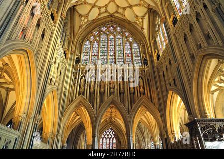 Innenansicht der Wells Cathedral mit Blick auf das Kirchenschiff in Richtung der Buntglasfenster Somerset, England, Großbritannien Stockfoto