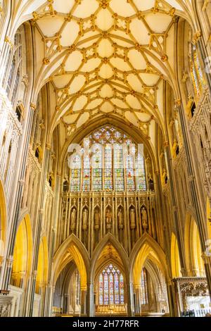 Innenansicht der Wells Cathedral mit Blick auf das Kirchenschiff in Richtung der Buntglasfenster Somerset, England, Großbritannien Stockfoto