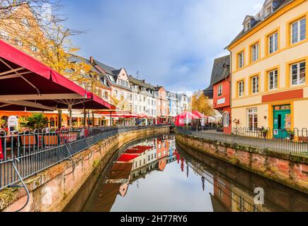 Saarburg, Deutschland. Stadtzentrum mit Terrassen und Cafés über dem Fluss. Stockfoto
