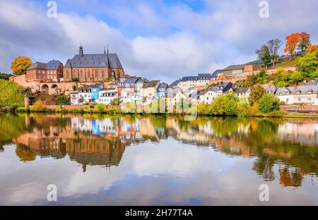 Saarburg, Deutschland. Altstadt auf den Hügeln des Saar Flusstal. Stockfoto