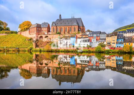 Saarburg, Deutschland. Altstadt auf den Hügeln des Saar Flusstal. Stockfoto