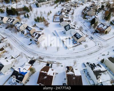 Panoramablick auf schneebedeckte Wohnviertel Wohnkomplex Wintertag Stockfoto