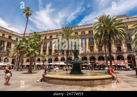 BARCELONA, SPANIEN - 13. JUNI 2014: Placa Reial oder Plaza Real (Königlicher Platz), mit dem Bronzebrunnen der drei Grazien, im Barri Gotic Viertel o Stockfoto