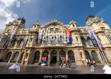 Das alte Zollgebäude des Hafens von Barcelona (Port Vell), Katalonien, Spanien, Europa. Stockfoto