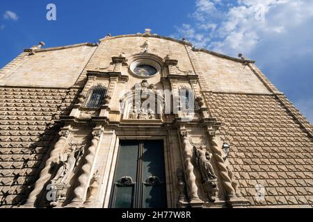 Fassade der Iglesia de Nuestra Senora de Belen (Kirche unserer Lieben Frau von Bethlehem - 1680-1729) im Barockstil, La Rambla, Barcelona, Spanien. Stockfoto