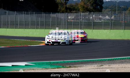 Vallelunga, Italien, oktober 29 2021. Amerikanisches Fest von Rom. NASCar-Rennwagen, die auf der Rennstrecke eine Herausforderung darstellen Stockfoto