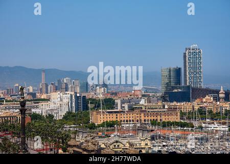 Stadtbild von Barcelona Spanien. Luftaufnahme vom Montjuic Hügel mit dem Port Vell und der Säule von Christoph Kolumbus. Katalonien, Europa Stockfoto