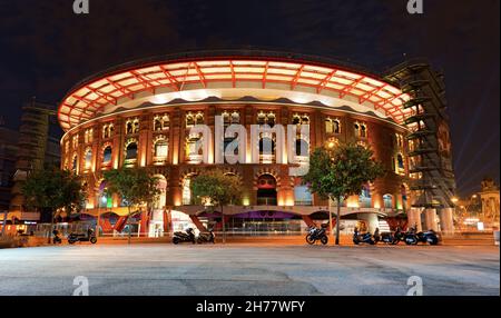 Arenas de Barcelona bei Nacht, Handels-, Freizeit- und Kulturzentrum. Die historische Stierkampfarena wurde 1900 eingeweiht. Stockfoto