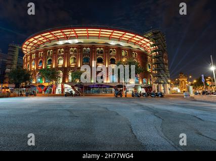 Arenas de Barcelona bei Nacht, Handels-, Freizeit- und Kulturzentrum. Die historische Stierkampfarena wurde 1900 eingeweiht. Stockfoto