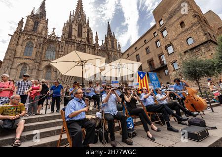 Ein Orchester aus einem Dutzend Musikern spielt auf dem Platz vor der Kathedrale von Barcelona Musik. Katalonien, Spanien, Europa Stockfoto