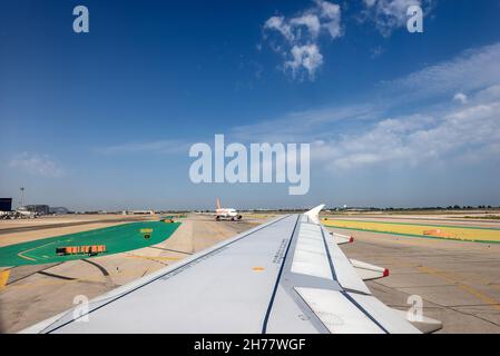 Internationaler Flughafen Barcelona-El Prat durch das Flugzeugfenster gesehen. Ein Flugzeug der Firma easyJet ist auf der Startbahn. Barcelona, Spanien. Stockfoto