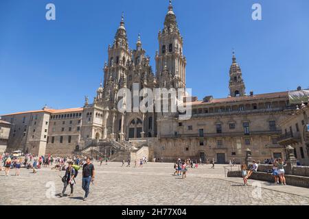 SANTIAGO DE COMPOSTELA - SPANIEN, 13. AUGUST 2021: Blick auf den Obradoiro-Platz und die Kathedrale von Santiago, eine der wichtigsten christlichen Wallfahrtsorte pl Stockfoto