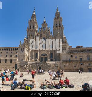 SANTIAGO DE COMPOSTELA - SPANIEN, 13. AUGUST 2021: Blick auf den Obradoiro-Platz und die Kathedrale von Santiago, eine der wichtigsten christlichen Wallfahrtsorte pl Stockfoto