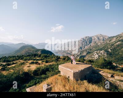 Braut und Bräutigam stehen auf der Festung Gorazda auf dem Berg Lovcen. Drohne Stockfoto