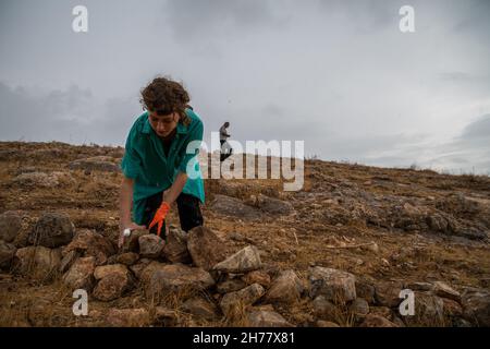 Die Rehabilitation der alten Wasserfabriken, die von lokalen palästinensischen Hirten von der israelischen Aktivistenorganisation „Warriors for Peace“ am Tag des ersten Regens im nördlichen Jordantal genutzt wurden. Die Brunnen sind eine kritische Infrastruktur im Zusammenhang mit Wasserknappheit und mangelnder Wasserversorgungsinfrastruktur für die palästinensischen ländlichen Schäfergemeinden, deren Weideflächen aufgrund der expandierenden jüdischen Siedlung schrumpfen. Das Westjordanland. Am 19th 2021. November. ( Matan Golan/Alamy Live News) Stockfoto