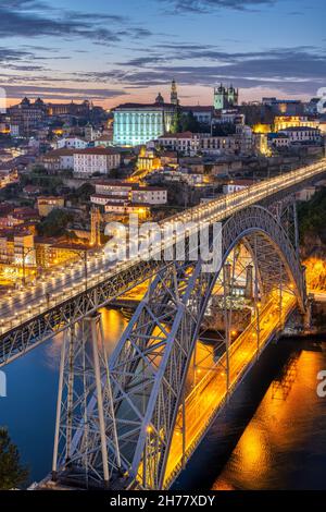 Die Brücke Dom Luis I und der Fluss Douro in Porto nach Sonnenuntergang Stockfoto