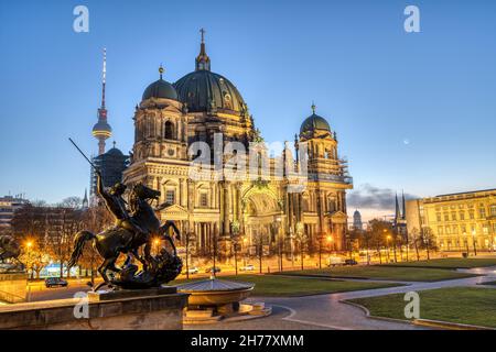 Das historische Zentrum von Berlin im Morgengrauen mit dem Fernsehturm, dem Dom und dem Stadtpalast Stockfoto