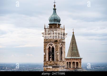 Hohe Türme der Basilika Santa Maria Maggiore. Bergamo Stockfoto