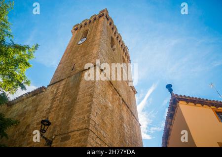 Befestigter Turm der Kirche San Andres. Gumiel de Mercado, Provinz Burgos, Castilla Leon, Spanien. Stockfoto