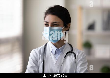 Kopf geschossen nachdenkliche indische Frau Arzt in Maske denken Stockfoto