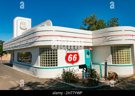 Art Deco Streamline moderne Diner ehemalige Phillips 66 Tankstelle an der historischen Route 66, 1405 Central Avenue Northeast, Albuquerque, NM, Stockfoto