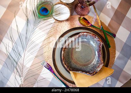 Stilvolles Tischbesteck auf dem Tisch. Draufsicht. Stockfoto