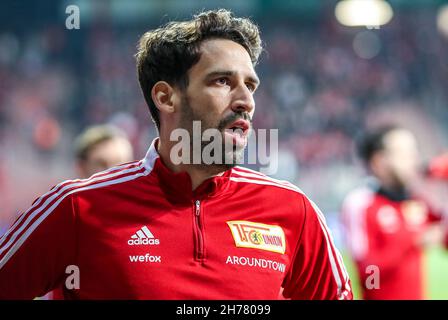 20. November 2021, Berlin: Fußball: Bundesliga, 1. FC Union Berlin - Hertha BSC, Matchday 12, an der Alten Försterei. Rani Khedira von Union schaut auf die Fans. Foto: Andreas Gora/dpa - WICHTIGER HINWEIS: Gemäß den Bestimmungen der DFL Deutsche Fußball Liga und/oder des DFB Deutscher Fußball-Bund ist es untersagt, im Stadion und/oder vom Spiel aufgenommene Fotos in Form von Sequenzbildern und/oder videoähnlichen Fotoserien zu verwenden oder zu verwenden. Stockfoto