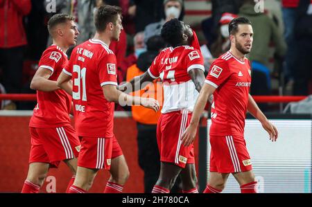 Berlin, Deutschland. 20th. November 2021. Fußball: Bundesliga, 1. FC Union Berlin - Hertha BSC, Matchday 12, an der Alten Försterei. Taiwo Awoniyi (2nd von rechts) der Union feiert mit seinen Teamkollegen nach dem Tor mit 1:0. Quelle: Andreas Gora/dpa - WICHTIGER HINWEIS: Gemäß den Bestimmungen der DFL Deutsche Fußball Liga und/oder des DFB Deutscher Fußball-Bund ist es untersagt, im Stadion und/oder vom Spiel aufgenommene Fotos in Form von Sequenzbildern und/oder videoähnlichen Fotoserien zu verwenden oder zu verwenden./dpa/Alamy Live News Stockfoto