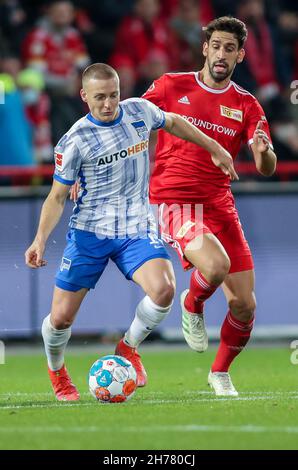 Berlin, Deutschland. 20th. November 2021. Fußball: Bundesliga, 1. FC Union Berlin - Hertha BSC, Matchday 12, an der Alten Försterei. Santiago Ascacibar von Hertha BSC kämpft gegen Rani Khedira (r) der Union um den Ball. Quelle: Andreas Gora/dpa - WICHTIGER HINWEIS: Gemäß den Bestimmungen der DFL Deutsche Fußball Liga und/oder des DFB Deutscher Fußball-Bund ist es untersagt, im Stadion und/oder vom Spiel aufgenommene Fotos in Form von Sequenzbildern und/oder videoähnlichen Fotoserien zu verwenden oder zu verwenden./dpa/Alamy Live News Stockfoto