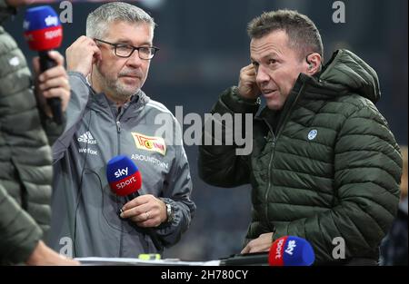 Berlin, Deutschland. 20th. November 2021. Fußball: Bundesliga, 1. FC Union Berlin - Hertha BSC, Matchday 12, an der Alten Försterei. Lothar Matthäus (r) spricht als Profifußballer im Interview mit Trainer Urs Fischer von der Union Berlin. Quelle: Andreas Gora/dpa - WICHTIGER HINWEIS: Gemäß den Bestimmungen der DFL Deutsche Fußball Liga und/oder des DFB Deutscher Fußball-Bund ist es untersagt, im Stadion und/oder vom Spiel aufgenommene Fotos in Form von Sequenzbildern und/oder videoähnlichen Fotoserien zu verwenden oder zu verwenden./dpa/Alamy Live News Stockfoto