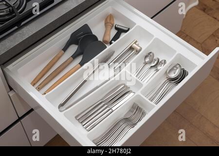 Geschirr in weißer Küchenschublade. küchenutensilien zum Kochen Stockfoto