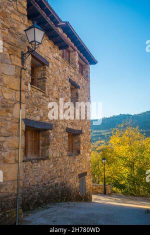 Haus und Landschaft. Pradena del Rincon, Provinz Madrid, Spanien. Stockfoto