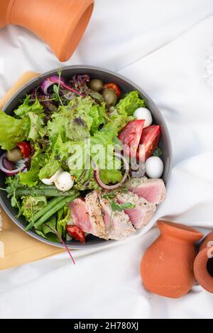 Salat mit Thunfisch und Wachteleiern bei einem Picknick. Stockfoto