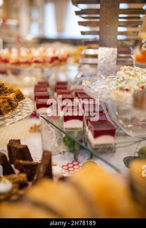 Frühstücksbuffet im luxuriösen Hotelrestaurant. Stockfoto