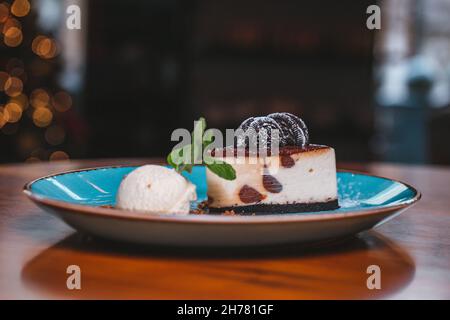 Tiramisu Dessert und Eis auf einem blauen Teller. Stockfoto