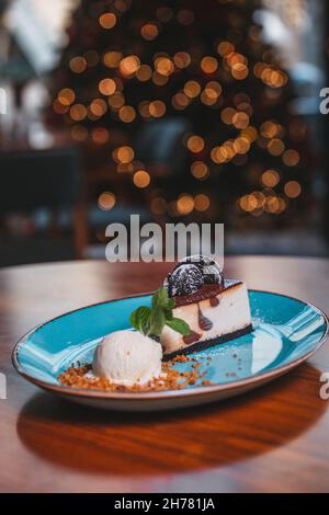 Tiramisu Dessert und Eis auf einem blauen Teller. Stockfoto