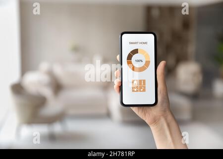 Nahaufnahme Frau mit Smartphone, Steuerung Smart-Home-Systeme Stockfoto