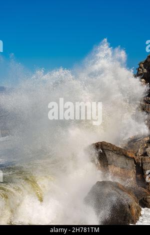 Große Wellen brechen auf der Klippe in dem kleinen Dorf Tellaro, im Golf von La Spezia, Ligurien, Italien, Europa Stockfoto