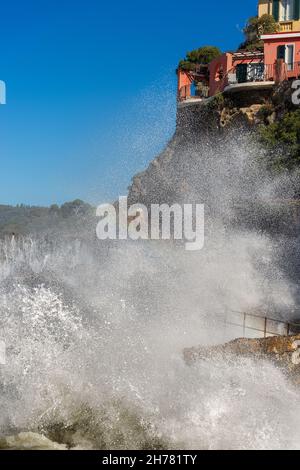 Wellen, die im kleinen Dorf Tellaro, im Golf von La Spezia, Ligurien, Italien, Europa, auf die Klippe plätschern Stockfoto