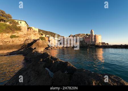 Das alte Dorf Tellaro bei Sonnenuntergang. Es wurde als eines der schönsten Dörfer Italiens bewertet. Lerici, La Spezia, Ligurien Stockfoto