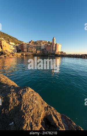 Das alte Dorf Tellaro bei Sonnenuntergang. Es wurde als eines der schönsten Dörfer Italiens bewertet. Lerici, La Spezia, Ligurien Stockfoto