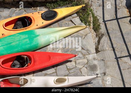 Gruppe alter Kanus und Kajaks am Ufer. Tellaro, Lerici, Ligurien, Italien Stockfoto