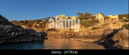 Küste und Klippen im alten Dorf Tellaro bei Sonnenuntergang an der ligurischen Küste. La Spezia, Lerici, Ligurien, Italien, Europa Stockfoto