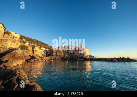 Das alte Dorf Tellaro bei Sonnenuntergang an der ligurischen Küste. La Spezia, Lerici, Ligurien, Italien, Europa Stockfoto