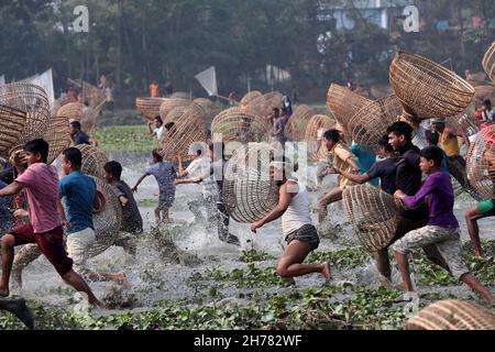 Polo Bawa Utshob ein 200 Jahre altes Festival. Dorfbewohner versammeln sich mit ihren traditionellen Fischernetzen und Polo aus Bambus Stockfoto